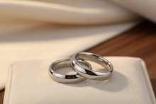 Cargar imagen en el visor de la galería, Pareja de alianzas de plata modelo Domei Silver con caja de madera grabada