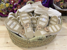 Cargar imagen en el visor de la galería, Alpargatas de boda en tono beige para invitadas a la boda