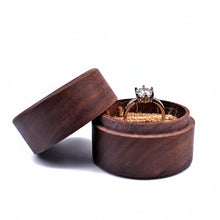 Load image into Gallery viewer, Caja de madera oscura redonda personalizable para regalar un anillo