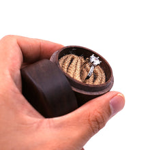 Load image into Gallery viewer, Caja de madera oscura redonda personalizable para regalar un anillo