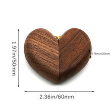 Load image into Gallery viewer, Caja de madera porta anillos en forma de corazón