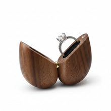 Load image into Gallery viewer, Caja de madera porta anillos en forma de corazón