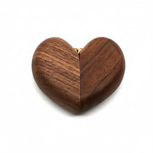 Load image into Gallery viewer, Caja de madera porta anillos en forma de corazón