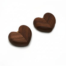 Load image into Gallery viewer, Caja de madera porta anillos en forma de corazón
