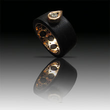 Cargar imagen en el visor de la galería, Anillo de oro y diamantes con madera de Ébano modelo Horus