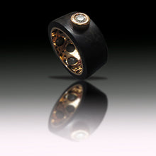 Cargar imagen en el visor de la galería, Anillo de oro y diamantes con madera de Ébano modelo Horus