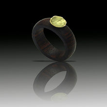 Cargar imagen en el visor de la galería, Anillo de madera natural de cocobolo y oro modelo Yurika
