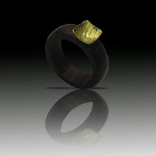 Cargar imagen en el visor de la galería, Anillo de madera natural de cocobolo y oro modelo Yurika