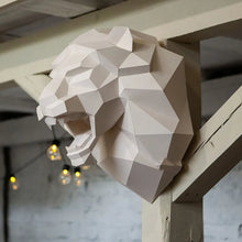 Load image into Gallery viewer, Cabeza de león decorativa de papel craft
