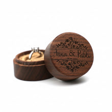 Load image into Gallery viewer, Caja de madera oscura redonda personalizable para regalar un anillo
