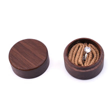 Load image into Gallery viewer, Caja de madera oscura redonda personalizable para regalar un anillo
