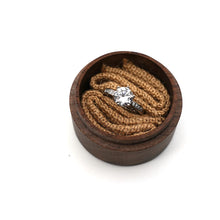 Load image into Gallery viewer, Caja de madera oscura redonda personalizable para regalar un anillo
