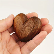 Load image into Gallery viewer, Caja de madera porta anillos en forma de corazón
