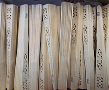 Cargar imagen en el visor de la galería, Abanicos personalizados para boda celosía sobre bambú 50 piezas
