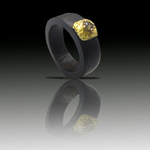 Charger l&#39;image dans la galerie, Bague en ébène avec détail en or et diamant brun modèle Dufek
