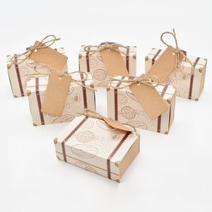 Cajas de cartón con forma de maleta para regalos de boda