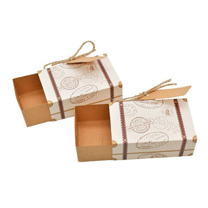 Cajas de cartón con forma de maleta para regalos de boda
