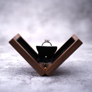 Customizable ring box with diagonal opening