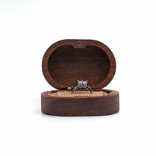 Cargar imagen en el visor de la galería, Caja de madera de nogal para anillos
