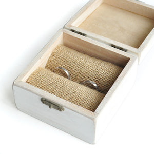 Caja cuadrada rústica de madera blanca para anillos